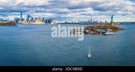Panoramique aérien de la Statue de la liberté sur Liberty Island avec Manhattan skyline Banque D'Images