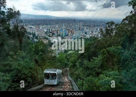 Bogota, Colombie - 21 décembre 2025 : les gens montent au funiculaire jusqu'à Monserrate avec la ville de Bogota en arrière-plan, Colombie. Banque D'Images