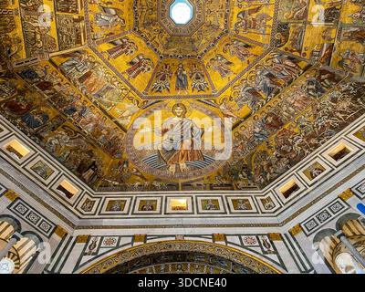 Plafond en mosaïque dorée à l'intérieur du Baptistère de Saint Jean à Florence, Toscane, Italie. Banque D'Images