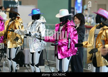 Shanghai, Chine.22th décembre 2025. Le Sommet national de l'écosystème de location de robots et la cérémonie de lancement de la plate-forme Qingtianzu ont eu lieu à Shanghai, où la première plate-forme ouverte de location de robots de Chine, Qingtianzu, a été officiellement lancée le 22 décembre 2025. La plateforme couvre actuellement 50 villes clés à travers le pays, implique plus de 600 fournisseurs de services et propose des services de location de robots avec plusieurs marques et modèles. Crédit : Tang Yanjun/China News Service/Alamy Live News Banque D'Images