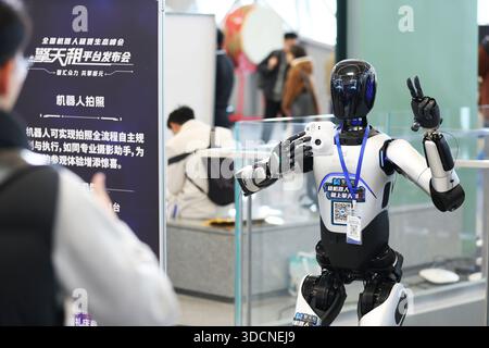 Shanghai, Chine.22th décembre 2025. Le Sommet national de l'écosystème de location de robots et la cérémonie de lancement de la plate-forme Qingtianzu ont eu lieu à Shanghai, où la première plate-forme ouverte de location de robots de Chine, Qingtianzu, a été officiellement lancée le 22 décembre 2025. La plateforme couvre actuellement 50 villes clés à travers le pays, implique plus de 600 fournisseurs de services et propose des services de location de robots avec plusieurs marques et modèles. Crédit : Tang Yanjun/China News Service/Alamy Live News Banque D'Images