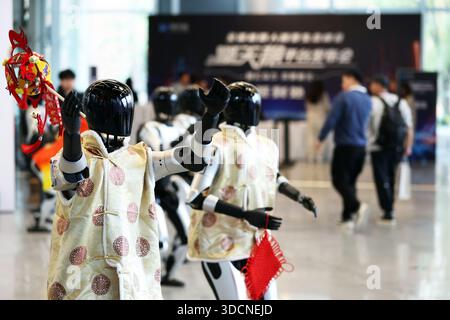 Shanghai, Chine.22th décembre 2025. Le Sommet national de l'écosystème de location de robots et la cérémonie de lancement de la plate-forme Qingtianzu ont eu lieu à Shanghai, où la première plate-forme ouverte de location de robots de Chine, Qingtianzu, a été officiellement lancée le 22 décembre 2025. La plateforme couvre actuellement 50 villes clés à travers le pays, implique plus de 600 fournisseurs de services et propose des services de location de robots avec plusieurs marques et modèles. Crédit : Tang Yanjun/China News Service/Alamy Live News Banque D'Images