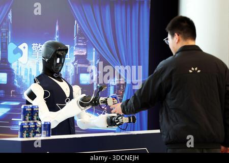 Shanghai, Chine.22th décembre 2025. Le Sommet national de l'écosystème de location de robots et la cérémonie de lancement de la plate-forme Qingtianzu ont eu lieu à Shanghai, où la première plate-forme ouverte de location de robots de Chine, Qingtianzu, a été officiellement lancée le 22 décembre 2025. La plateforme couvre actuellement 50 villes clés à travers le pays, implique plus de 600 fournisseurs de services et propose des services de location de robots avec plusieurs marques et modèles. Crédit : Tang Yanjun/China News Service/Alamy Live News Banque D'Images
