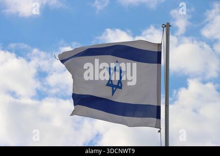Un drapeau israélien flotte dans le vent, à tel Aviv, Israël, le 19 décembre 2025. Photo de Raquel G. Frohlich. Banque D'Images