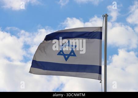 Un drapeau israélien flotte dans le vent, à tel Aviv, Israël, le 19 décembre 2025. Photo de Raquel G. Frohlich. Banque D'Images