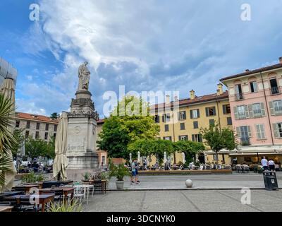 Monument à Alessandro Volta sur la Piazza Cavour, Côme, Lombardie, Italie. Banque D'Images