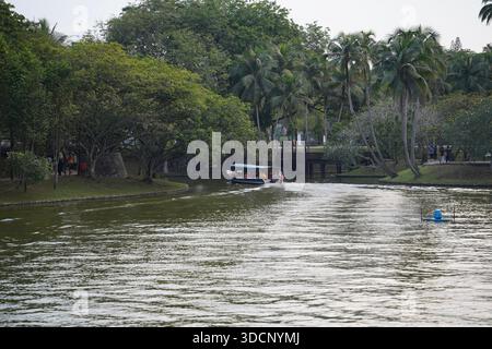 Shah Alam, Malaisie - 14 septembre 2025 - Lac pittoresque avec bateau, offrant une atmosphère tranquille et des activités de plein air. Banque D'Images