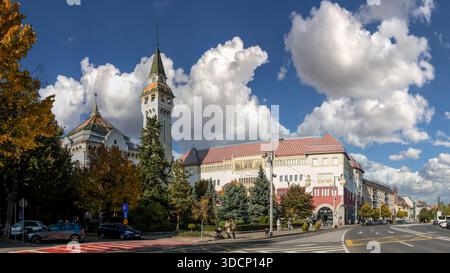 Targu Mures, Roumanie - 17.2025. L'emblématique Palais culturel et la vieille tour de l'Hôtel de ville de Targu Mures, Roumanie, debout le long d'une rue animée w Banque D'Images