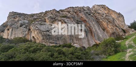 Large vue panoramique sur une falaise de calcaire massive dans les montagnes Kyrenia, Chypre, avec une érosion verticale spectaculaire et des taches minérales. Banque D'Images