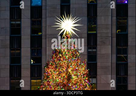 Arbre de Noël Rockefeller Center illuminé la nuit à New York Banque D'Images