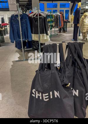 Paris, France, gros plan, logo, sacs, à l'intérieur, magasin de vêtements à rabais chinois dans le grand magasin BHV, présentez des étagères de vêtements Banque D'Images