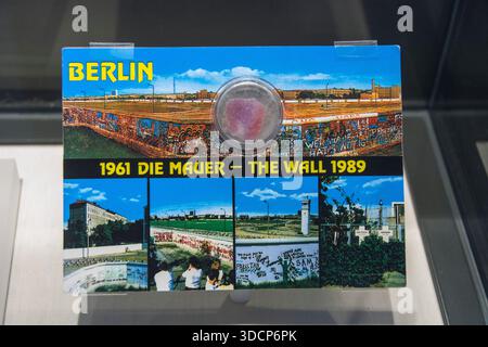 Souvenirs touristiques de l'authentique mur de Berlin (1961-1989) pièce avec des photos historiques de Berlin divisé Banque D'Images