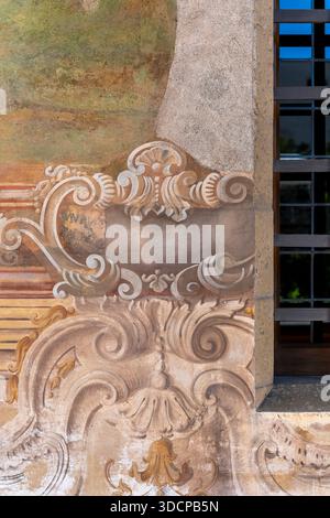 Le cloître de Santa Chiara - prévu comme un jardin paisible pour les religieuses de Santa Chiara. Dans le quartier San Giuseppe de la vieille ville de Naples, Italie. Banque D'Images