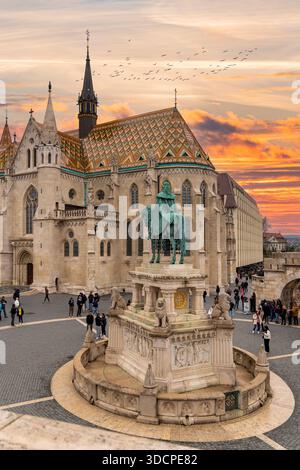 Budapest, Hongrie - 15 mars 2025 : la statue de Saint-Étienne (Étienne Ier, premier roi de Hongrie qui a converti les tribus au christianisme) a localisé i. Banque D'Images
