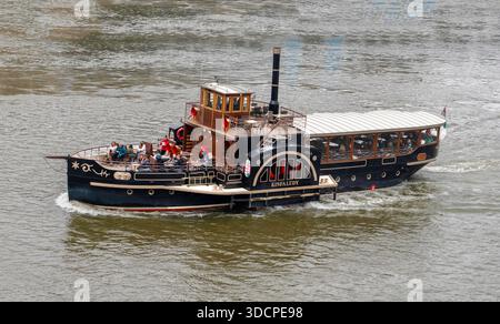 Budapest, Hongrie - 15 mars 2025 : le bateau à aubes vintage naviguant sur le Danube Banque D'Images