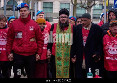 Milan, Italie. 24 décembre 2025. Preghiera interreligiosa Organizata dai City Angels con distribuzione di cibo ai senzatetto in Stazione centrale, Milano (Italia) Mercoledì 24 Dicembre 2025 (Foto Claudio Furlan/LaPresse) prière interreligieuse organisée par City Angels avec distribution de nourriture aux sans-abri à la gare centrale de Milan (Italie) mercredi 24 décembre 2025 (photo Claudio Furlan/LaPresse) crédit : LaPresse/Alamy Live News Banque D'Images