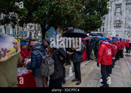 Milan, Italie. 24 décembre 2025. Preghiera interreligiosa Organizata dai City Angels con distribuzione di cibo ai senzatetto in Stazione centrale, Milano (Italia) Mercoledì 24 Dicembre 2025 (Foto Claudio Furlan/LaPresse) prière interreligieuse organisée par City Angels avec distribution de nourriture aux sans-abri à la gare centrale de Milan (Italie) mercredi 24 décembre 2025 (photo Claudio Furlan/LaPresse) crédit : LaPresse/Alamy Live News Banque D'Images