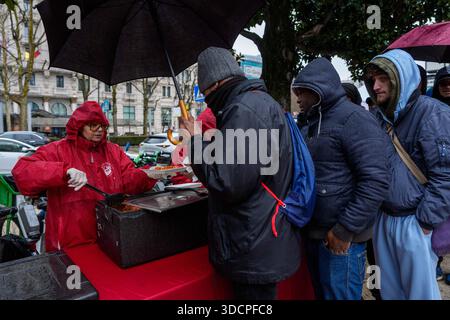 Milan, Italie. 24 décembre 2025. Preghiera interreligiosa Organizata dai City Angels con distribuzione di cibo ai senzatetto in Stazione centrale, Milano (Italia) Mercoledì 24 Dicembre 2025 (Foto Claudio Furlan/LaPresse) prière interreligieuse organisée par City Angels avec distribution de nourriture aux sans-abri à la gare centrale de Milan (Italie) mercredi 24 décembre 2025 (photo Claudio Furlan/LaPresse) crédit : LaPresse/Alamy Live News Banque D'Images