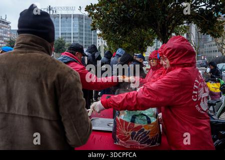 Milan, Italie. 24 décembre 2025. Preghiera interreligiosa Organizata dai City Angels con distribuzione di cibo ai senzatetto in Stazione centrale, Milano (Italia) Mercoledì 24 Dicembre 2025 (Foto Claudio Furlan/LaPresse) prière interreligieuse organisée par City Angels avec distribution de nourriture aux sans-abri à la gare centrale de Milan (Italie) mercredi 24 décembre 2025 (photo Claudio Furlan/LaPresse) crédit : LaPresse/Alamy Live News Banque D'Images