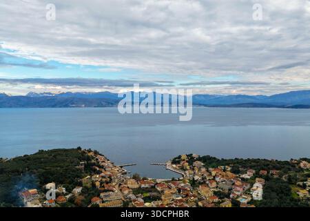 Large panorama aérien du village de pêcheurs de Kassiopi et paysage de la mer Ionienne à Corfou en Grèce Banque D'Images