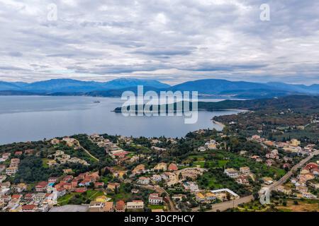 Paysage aérien de Kassiopi Headland et de la côte verte avec des collines lointaines sur l'île de Corfou en Grèce Banque D'Images