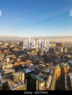 Vue aérienne du centre-ville de Leeds dans le West Yorkshire, en Angleterre, prise en orientation verticale, montrant un développement urbain dense et une architecture moderne Banque D'Images