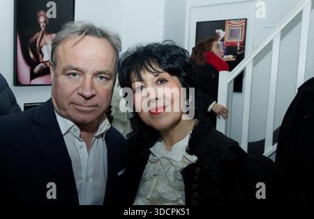 Paris, France. 16 décembre 2025. Fabien Lecoeuvre et un invité assistent au vernissage de l’exposition Casanovas par Christophe Mourthé et à la signature du livre de Casanova, Banque D'Images