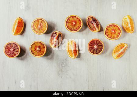 Groupe de produits frais bio orange sanguine sicilienne et tranchés dans la rangée entière over white background. Mise à plat, de l'espace Banque D'Images
