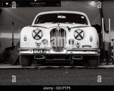 1959 Jaguar Mk1 dans le paddock au Goodwood Revival 2025 en Black&White Banque D'Images