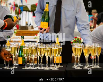 Une ligne de verres à champagne Veuve Clicquote complets sur une table lors d'un événement Goodwood. 2025 Banque D'Images