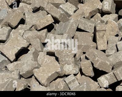 Pile de blocs de béton gris utilisés dans le fond de construction. Photo mobile Banque D'Images