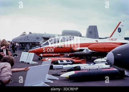Aermacchi MB-339A premier avion d'entraînement à réaction et avion d'attaque léger I-NEUF, S-001, MM54401, exposé au salon international de Farnborough 1978 avec une gamme d'armes possibles. Le type vola pour la première fois en août 1976 et entra en service dans l'armée de l'air italienne en 1979. Early USAF Fairchild Republic A-10A Thunderbolt II 77-0192 Beyond Banque D'Images