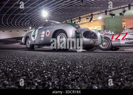 STUTTGART, ALLEMAGNE - 18 OCTOBRE 2025 : voiture de course historique Mercedes-Benz 300 SL W194 avec numéro 4 au musée Mercedes-Benz de Stuttgart. Le 1952 CA Banque D'Images
