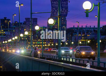 Pont Cambie, circulation aux heures de pointe, nuit, Vancouver, Colombie-Britannique, Canada Banque D'Images