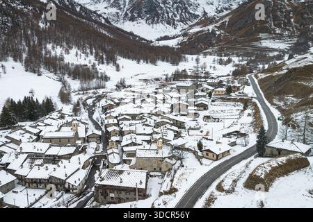 Vue aérienne de Chianale pendant la saison d'hiver, un village alpin typique dans la région du Piémont Banque D'Images
