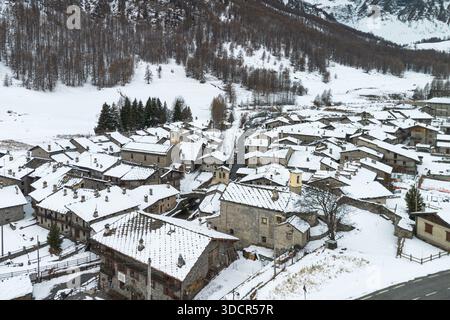 Vue aérienne de Chianale pendant la saison d'hiver, un village alpin typique dans la région du Piémont Banque D'Images