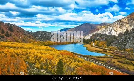 Aerial Fall Colors Surround Mountain Lake et Rugged Peaks dans l'est de la Sierra Californie Banque D'Images
