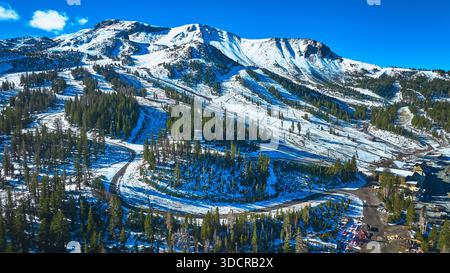 Aerial Mammoth ski Area Snowy Mountain Road et Pine Forest California Banque D'Images
