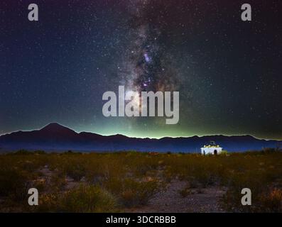 La voie lactée sur Desert Temple et montagnes sous le ciel nocturne à Indian Springs Nevada Banque D'Images