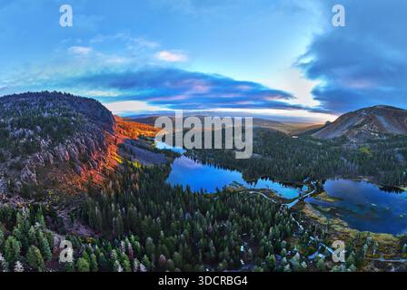 Panorama aérien lever de soleil sur Mountain Lake et Forest en Californie Banque D'Images