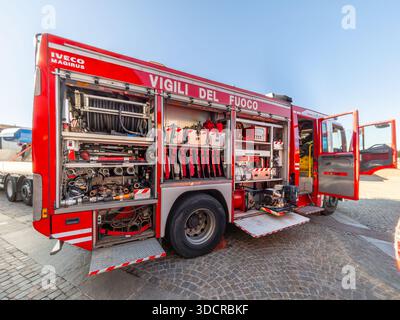 Italie - 4 novembre 2025 : tuyaux flexibles et raccords d'équipement de lutte contre l'incendie stockés dans les compartiments de la machine de pompiers italienne Banque D'Images