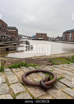 Anneau et chaîne d'amarrage rouillés à Gloucester Docks, Royaume-Uni Banque D'Images