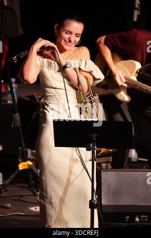 Le trompettiste et chanteur de jazz espagnol Andrea Motis se produit lors du concert JAZZMADRID au Théâtre Fernanda Gómez à Madrid, le 23 novembre 2025, Espagne. Avec : trompettiste et chanteur de jazz espagnol Andrea Motis se produit lors du concert JAZZMADRID au Théâtre Fernanda Gómez à Madrid, le 23 novembre 2025, Espagne. Où : Madrid, Espagne quand : 23 nov. 2025 crédit : Oscar Gonzalez/WENN Banque D'Images