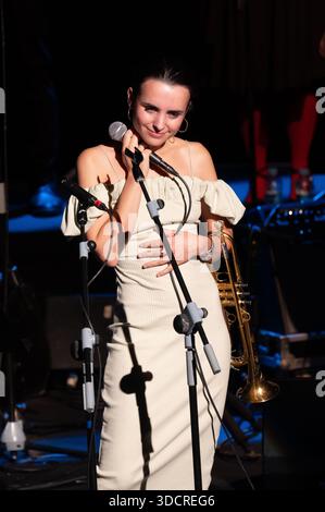 Le trompettiste et chanteur de jazz espagnol Andrea Motis se produit lors du concert JAZZMADRID au Théâtre Fernanda Gómez à Madrid, le 23 novembre 2025, Espagne. Avec : trompettiste et chanteur de jazz espagnol Andrea Motis se produit lors du concert JAZZMADRID au Théâtre Fernanda Gómez à Madrid, le 23 novembre 2025, Espagne. Où : Madrid, Espagne quand : 23 nov. 2025 crédit : Oscar Gonzalez/WENN Banque D'Images