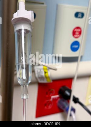 Une salle de chirurgie ambulatoire propre et moderne avec une table d'opération, des lumières chirurgicales, du matériel de surveillance et des instruments stériles disposés pour être efficaces Banque D'Images