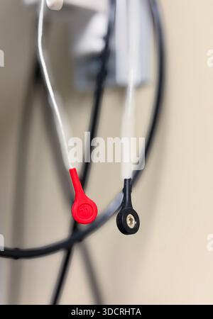 Une salle de chirurgie ambulatoire propre et moderne avec une table d'opération, des lumières chirurgicales, du matériel de surveillance et des instruments stériles disposés pour être efficaces Banque D'Images