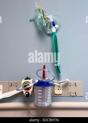 Une salle de chirurgie ambulatoire propre et moderne avec une table d'opération, des lumières chirurgicales, du matériel de surveillance et des instruments stériles disposés pour être efficaces Banque D'Images