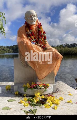 Statue du maître spirituel indien moine hindou Shirdi SAI Baba, se dresse sur le bord du lac sacré hindou Ganga Talao au site religieux le plus grand hindou s. Banque D'Images