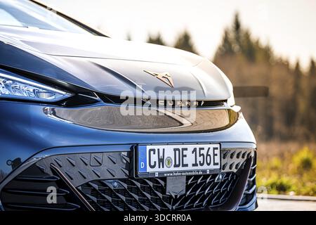 Vue détaillée de l'avant d'une élégante voiture noire devant une forêt, voiture électrique Cupra, partage de voitures électriques, Calw, Allemagne Banque D'Images