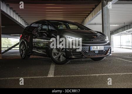 Voiture noire avec phares LED incandescents garés dans un garage de stationnement sombre, voiture électrique Cupra, partage de voiture électronique, Calw, Allemagne Banque D'Images